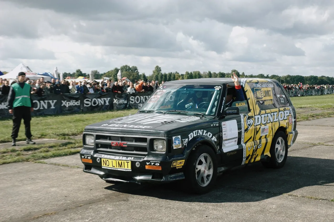 fr_gmc_typhoon_02_249195a_1050070.jpg