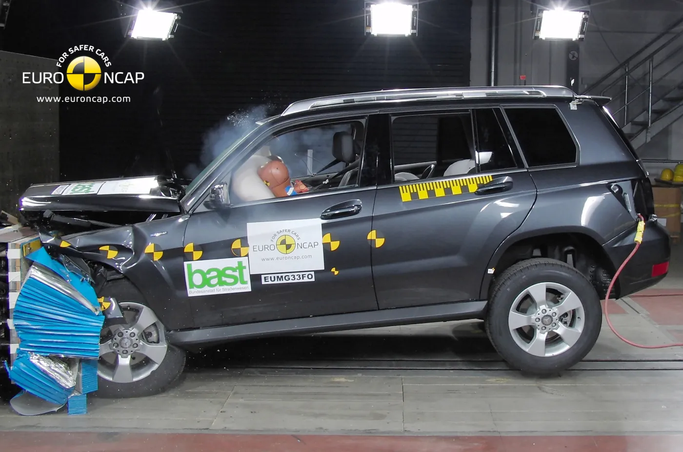 fr_mercedes_benz_261205a_886040.jpg