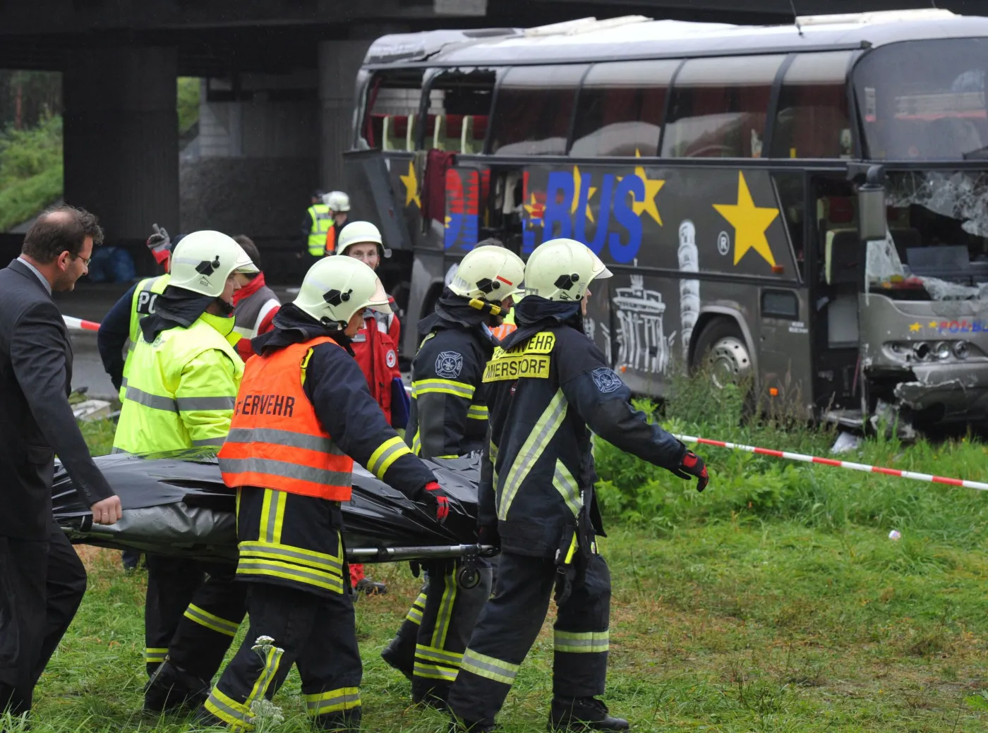 Dwie osoby z rozbitego autokaru będą operowane