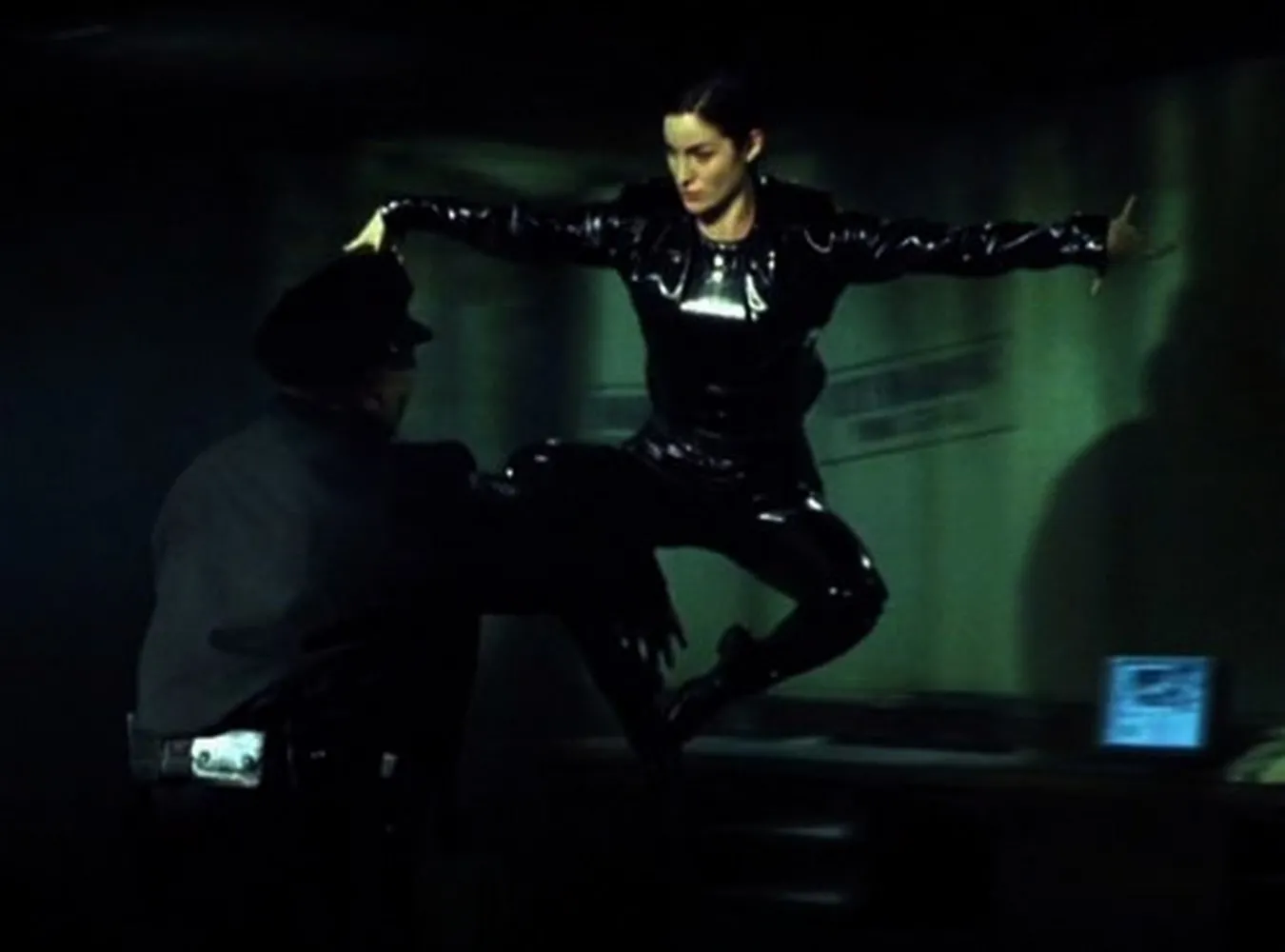 Carrie-Anne Moss jako Trinity w filmie "Matrix" (1999)