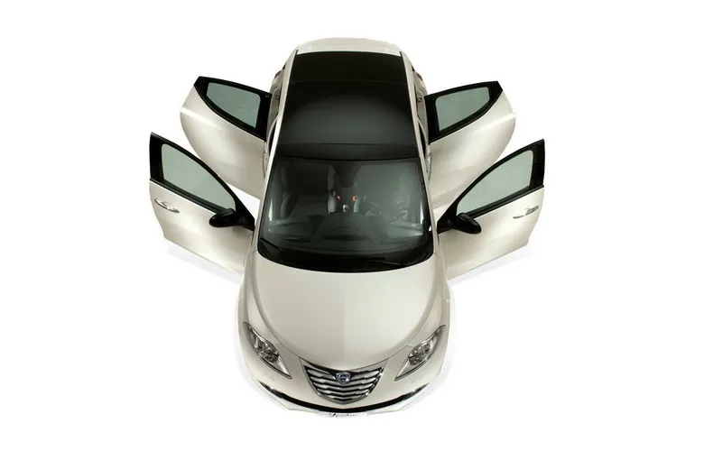 1931047-lancia-ypsilon-nowa-11.jpg