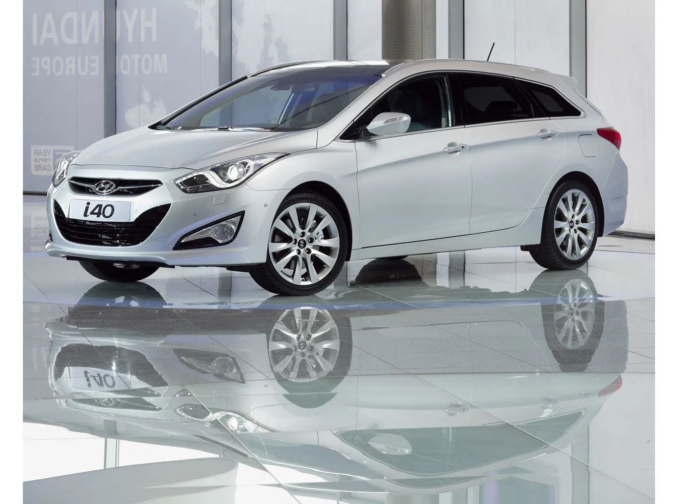 1827614-i40-front-three-quarter.jpg