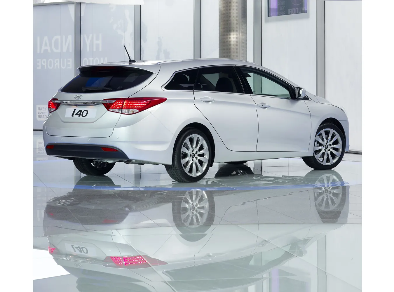 1827734-i40-rear-three-quarter.jpg