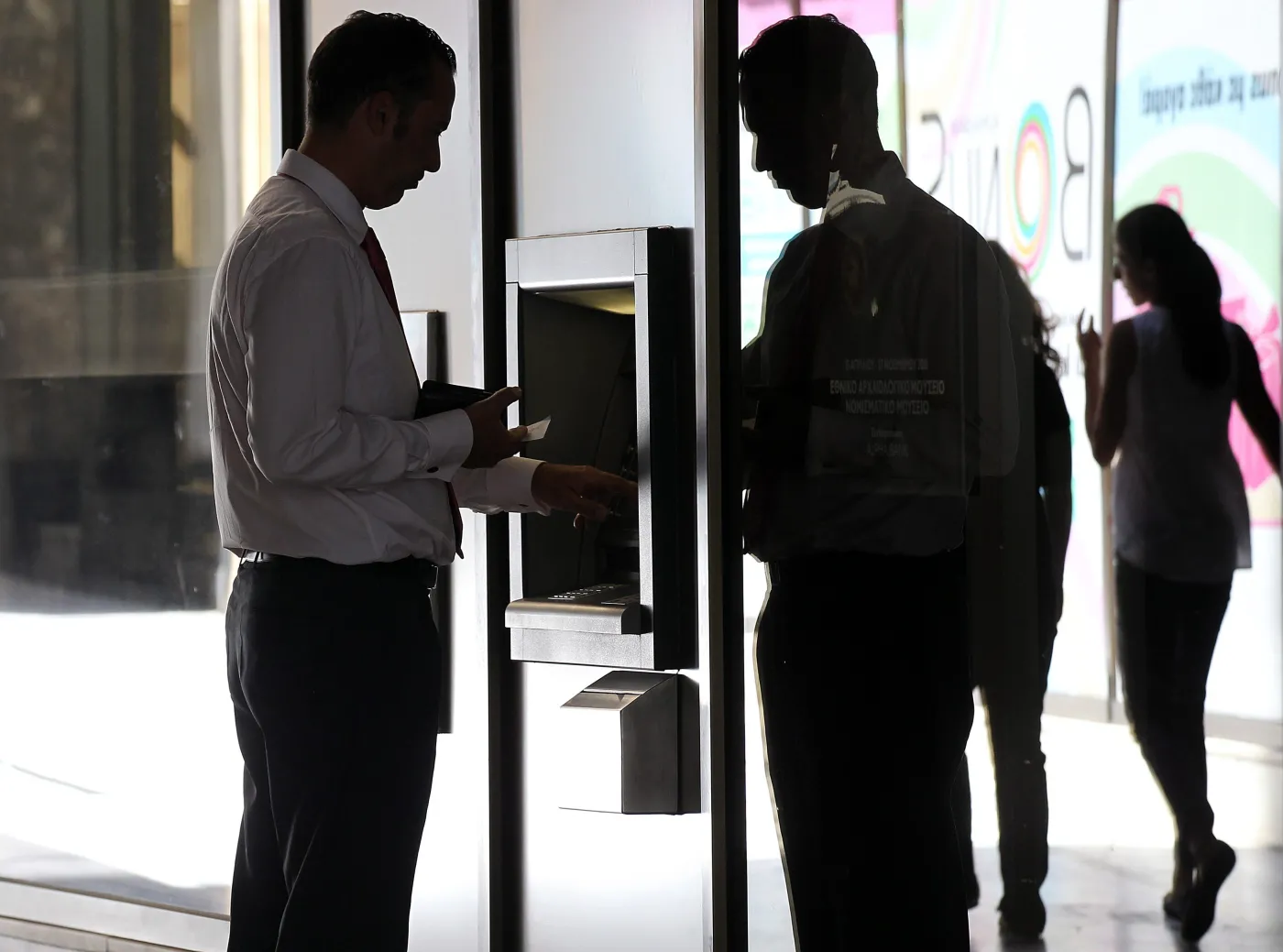 2271484-bankomat-w-centrum-aten.jpg