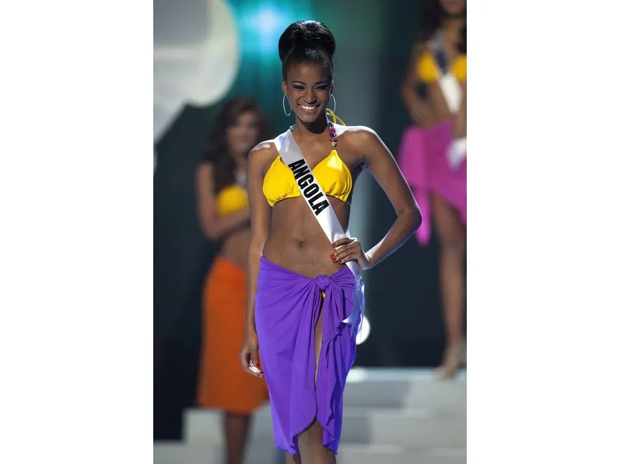 2481941-miss-univ1-epa02914364.jpg