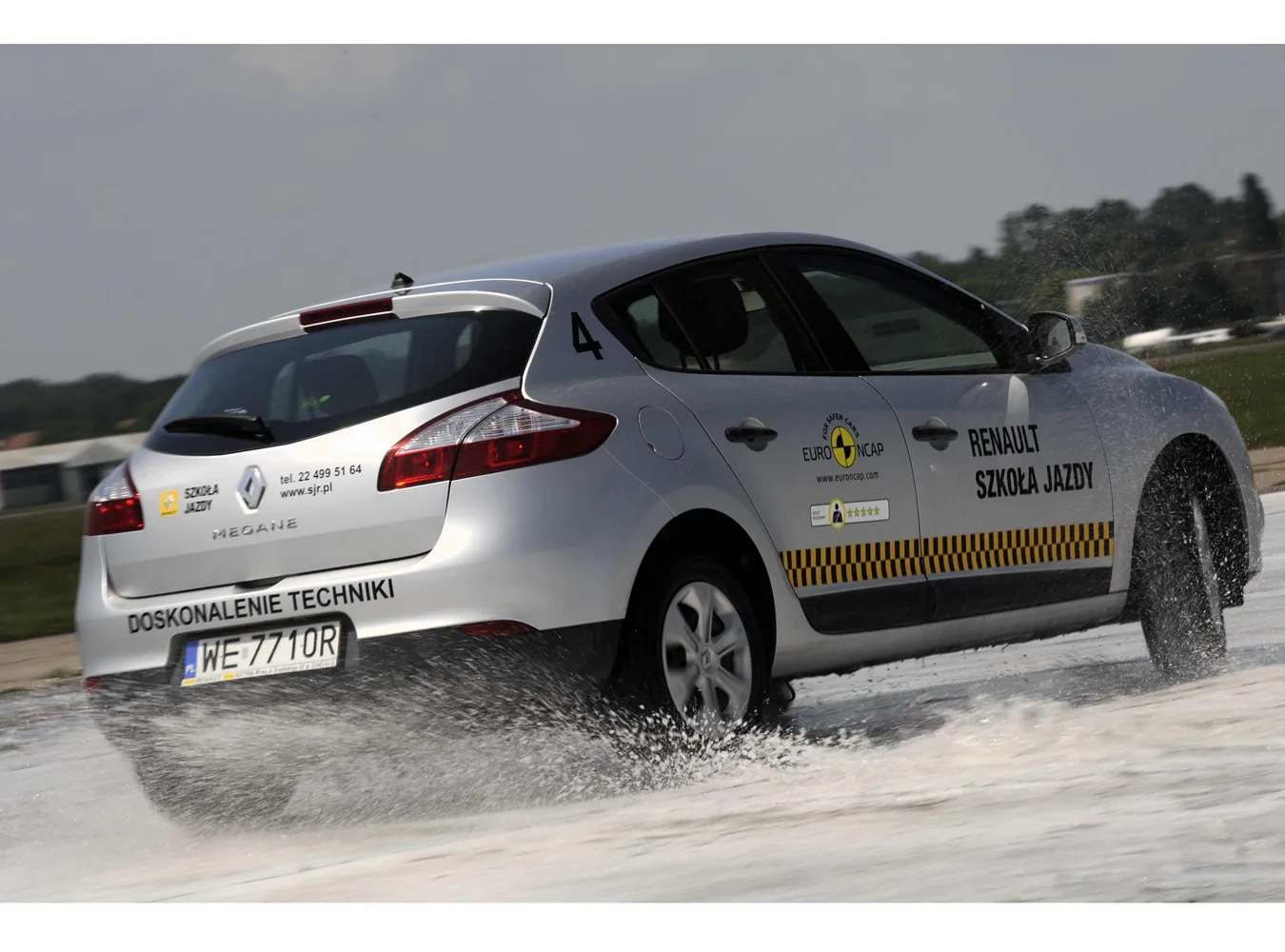Aquaplaning to niebezpieczne zjawisko, do którego dochodzi na mokrych nawierzchniach