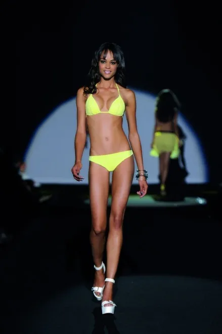 3382261-calzedonia-fashion-show.jpg