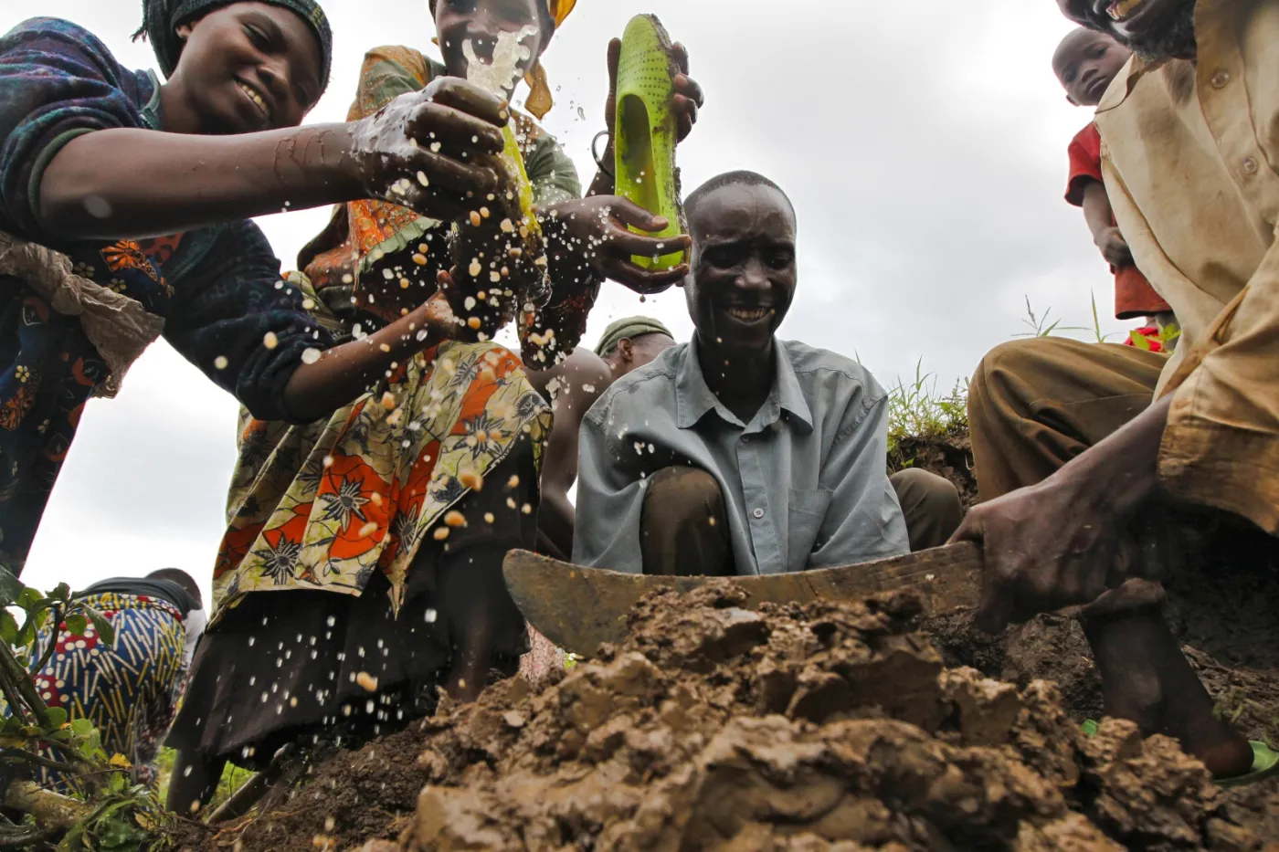 3663233-afryka-rwanda-garncarstwo.jpg