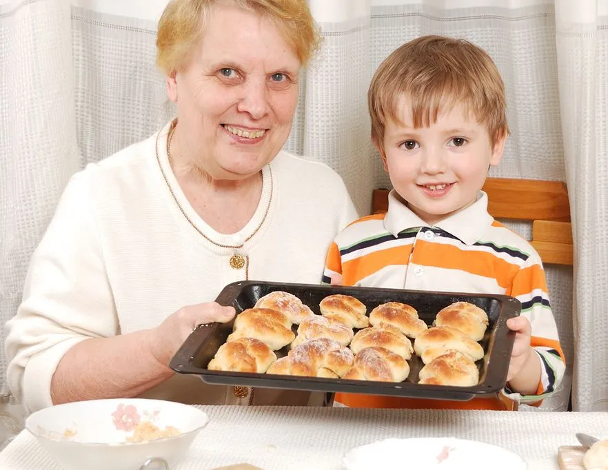 Babcia gotuje z wnuczkiem