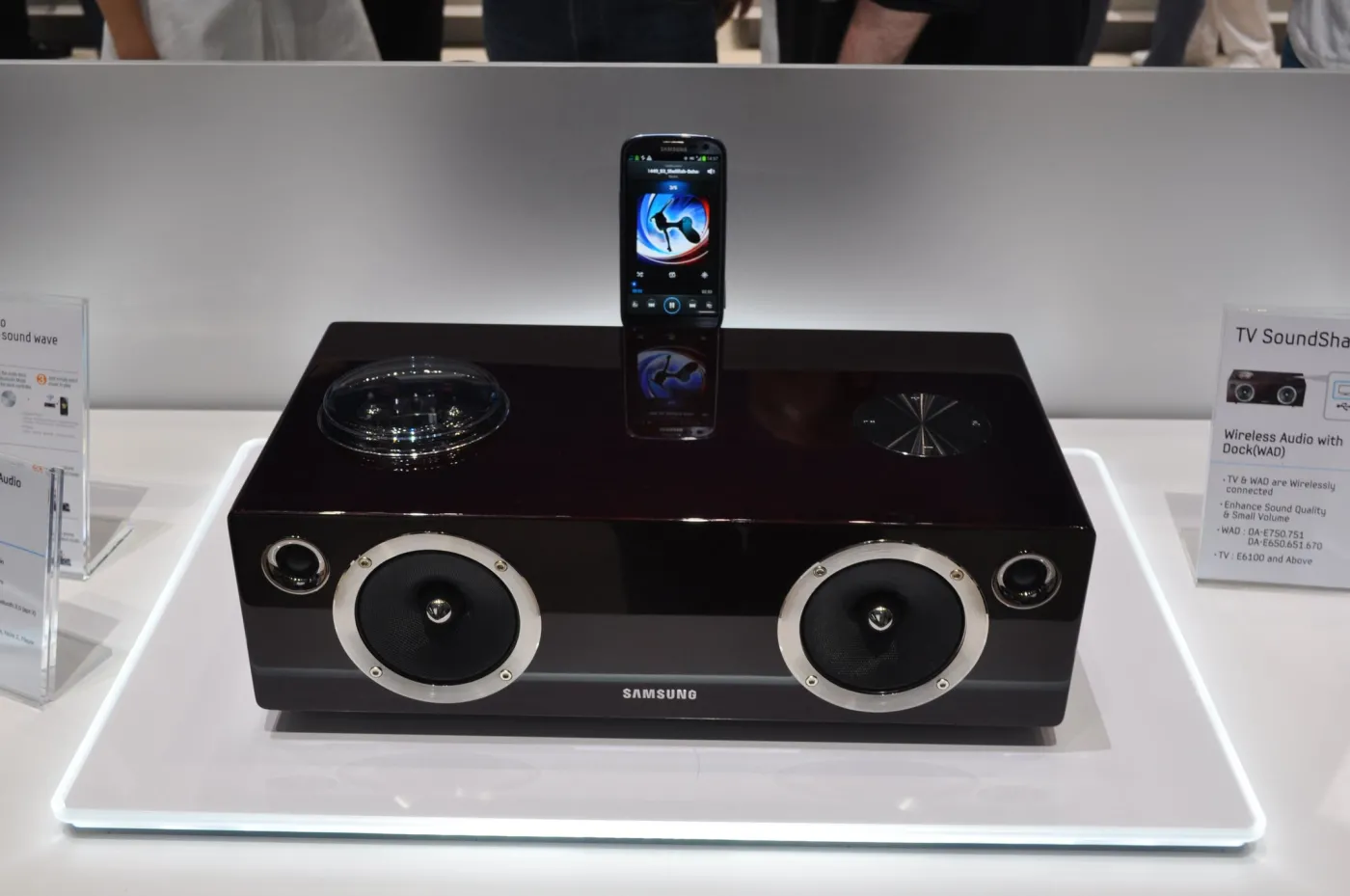 3975544-dock-samsunga-z-lampami.jpg