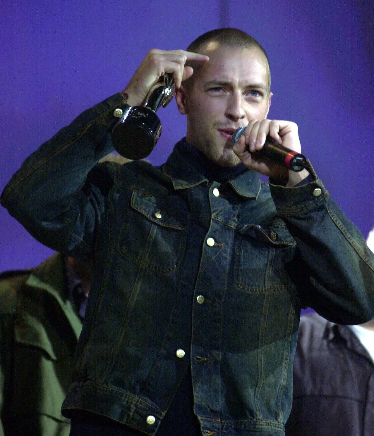 4008579-chris-martin-w-2001-roku.jpg