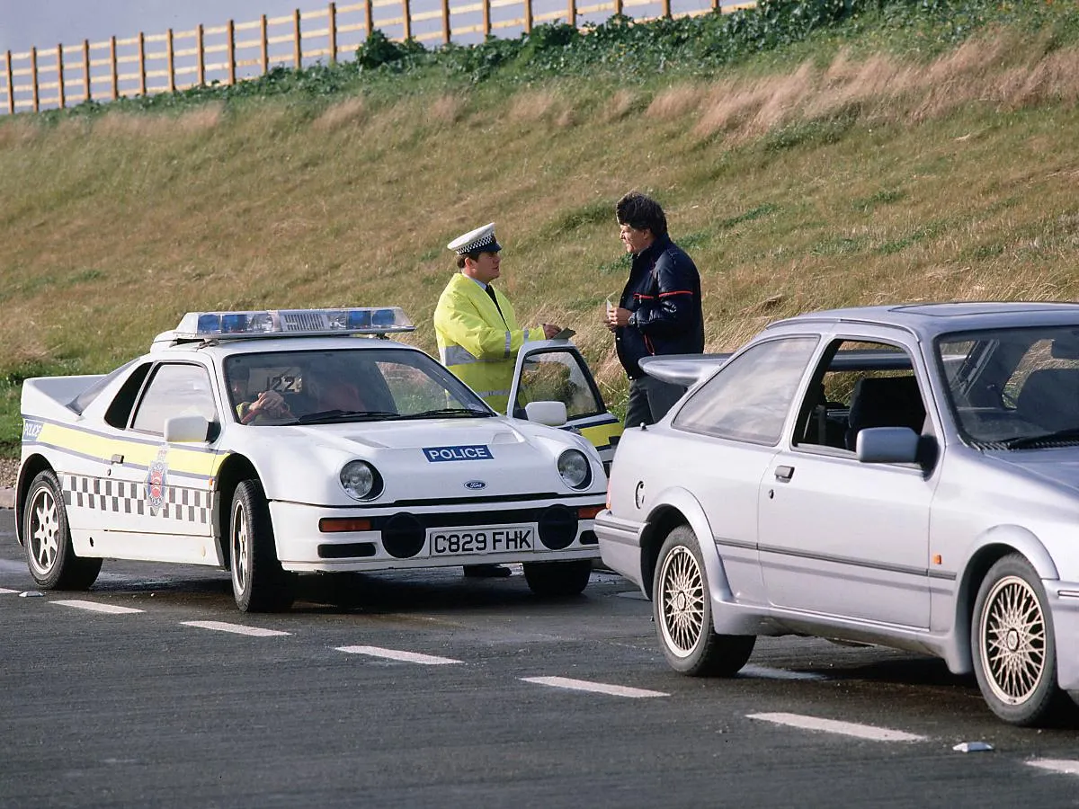 4270366-616553-001-rs200-police.jpg