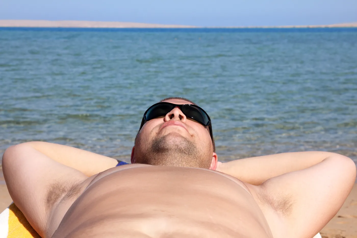 Grubszy turysta na plaży