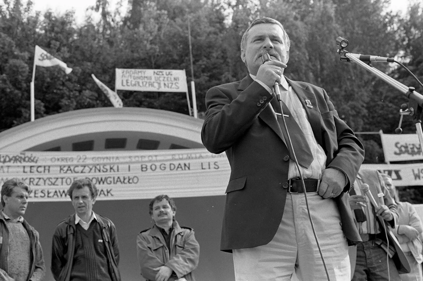 5043948-lech-walesa-w-tle-m-in.jpg