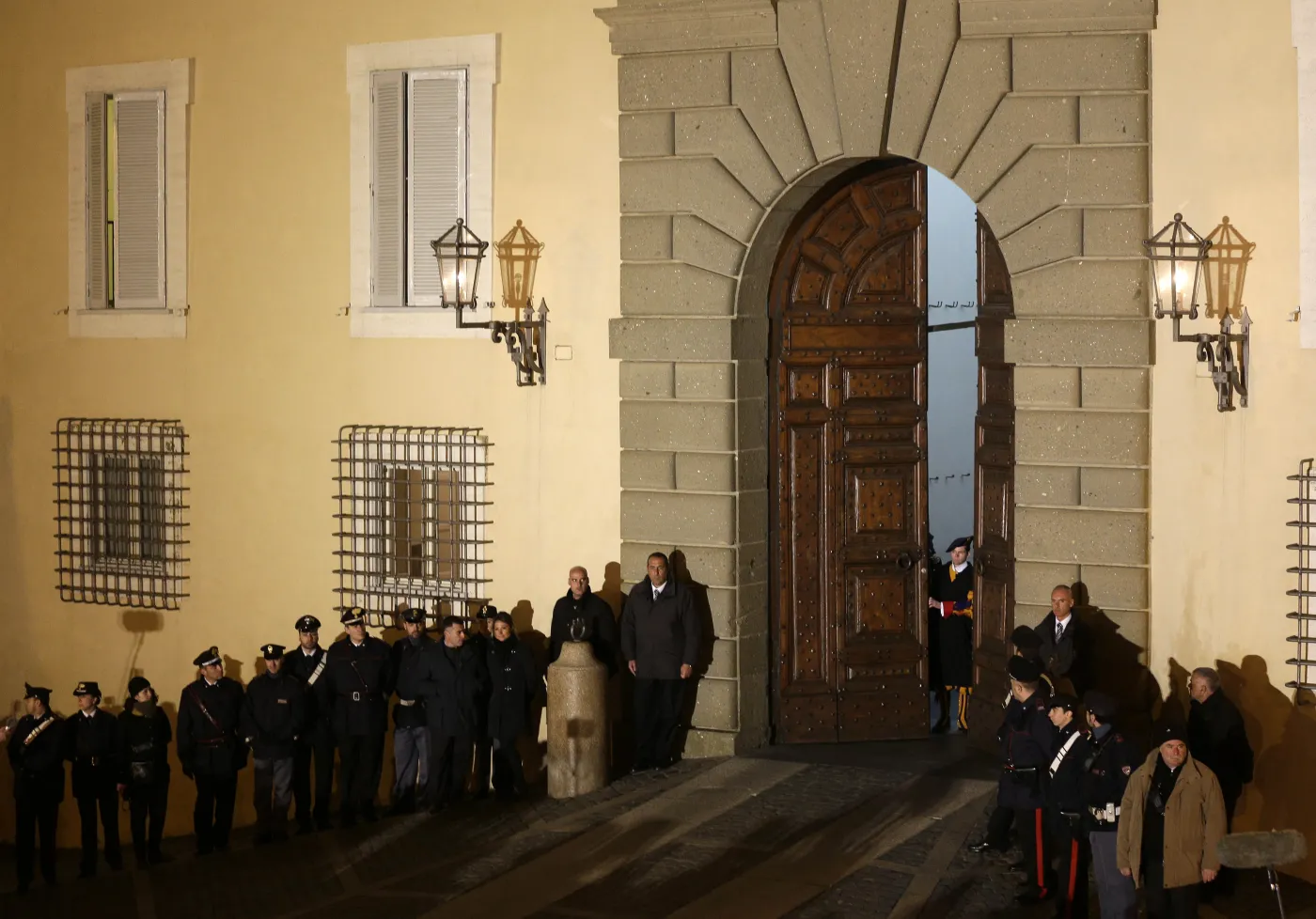 Papież abdykował. Pożegnanie Benedykta XVI. ZDJĘCIA