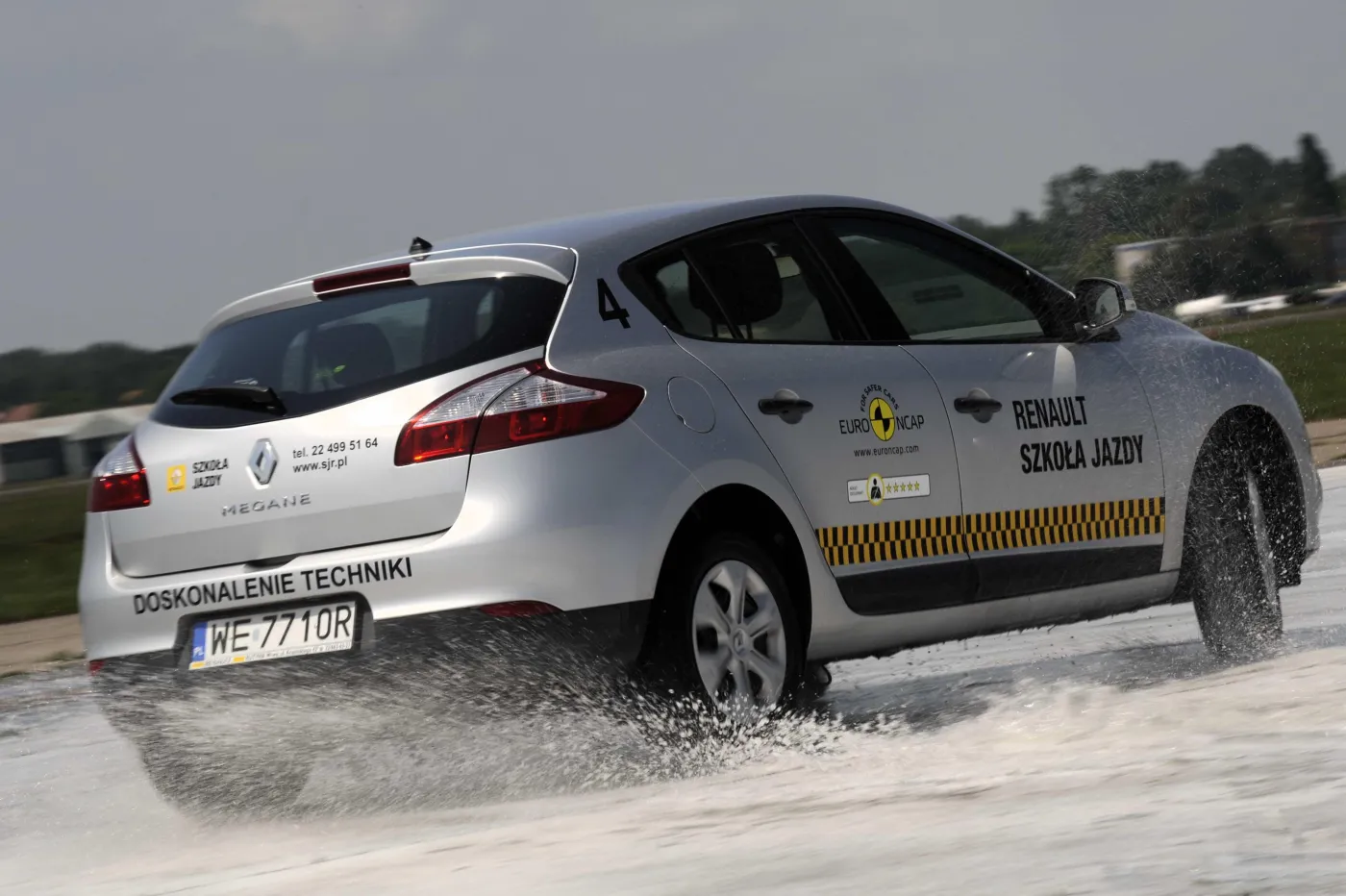 3857040-szkola-jazdy-renault-2-2.jpg