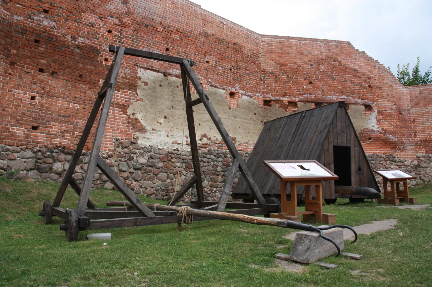 5409805-zamek-w-czersku-czersk.jpg