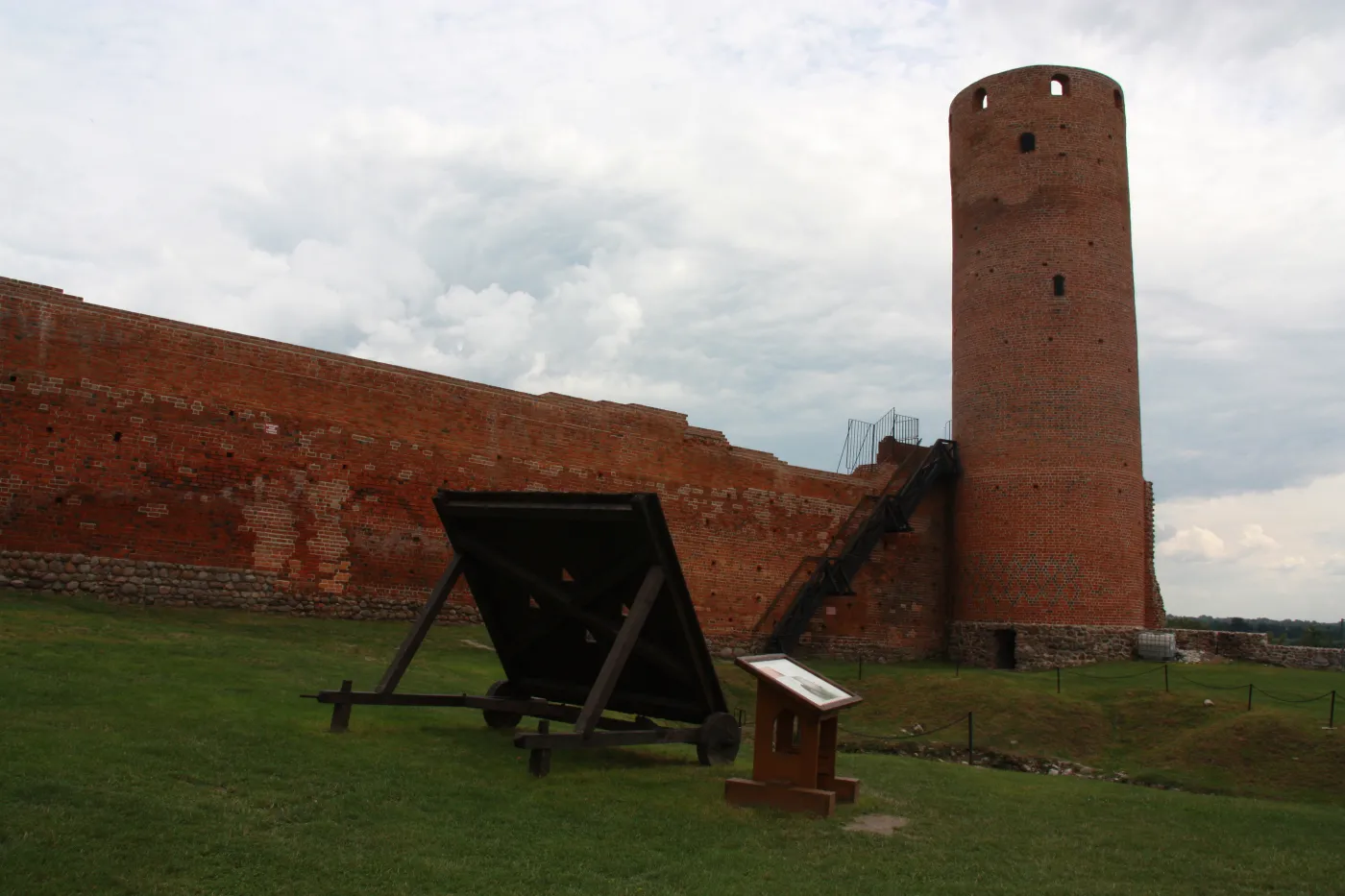 5409834-zamek-w-czersku-czersk.jpg
