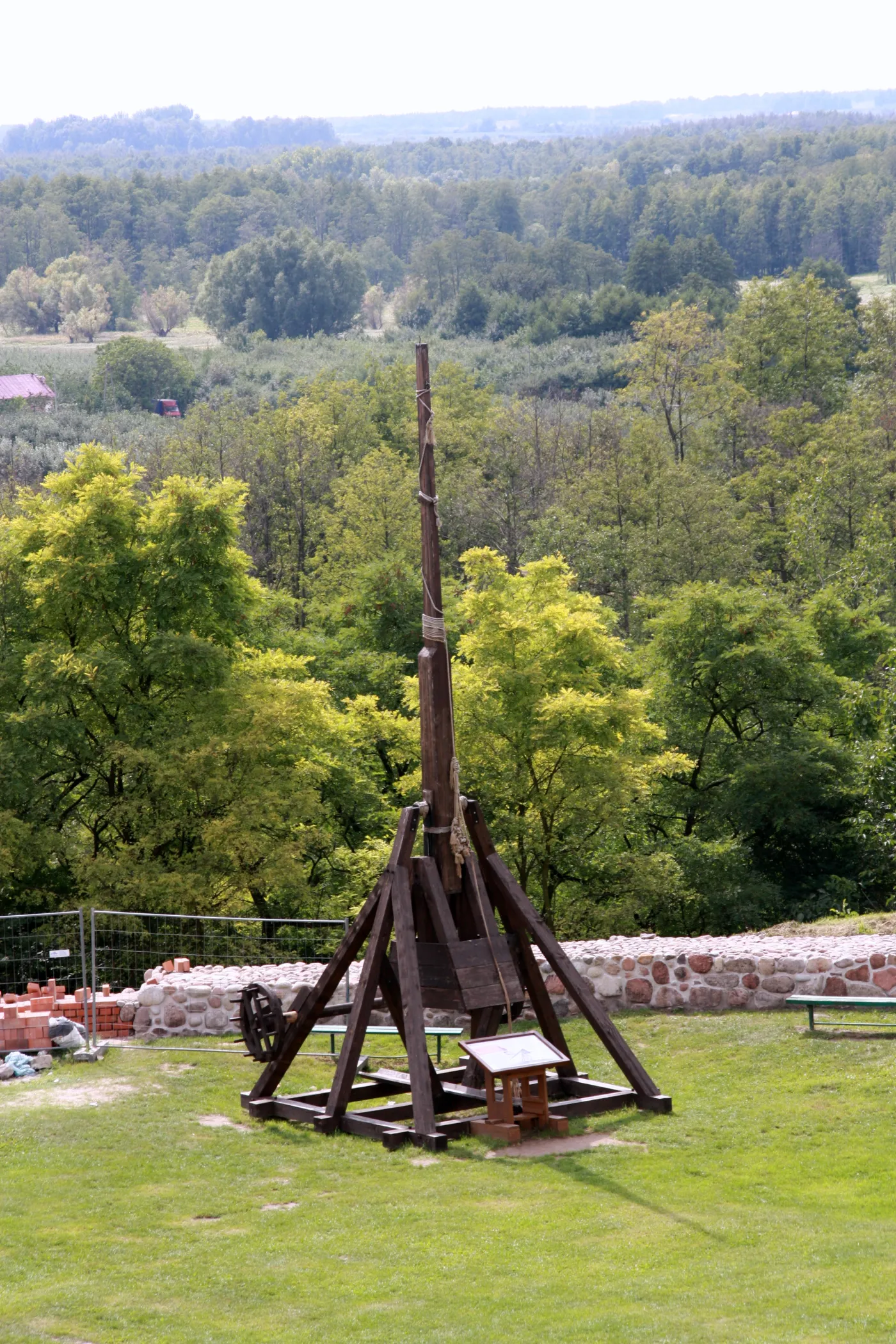 5409950-zamek-w-czersku-czersk.jpg