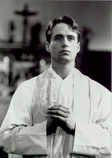 5436423-linus-roache-jako-ksiadz.jpg