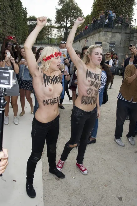 5463422-paris-fashion-week-femen.jpg