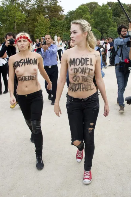 5463398-paris-fashion-week-femen.jpg