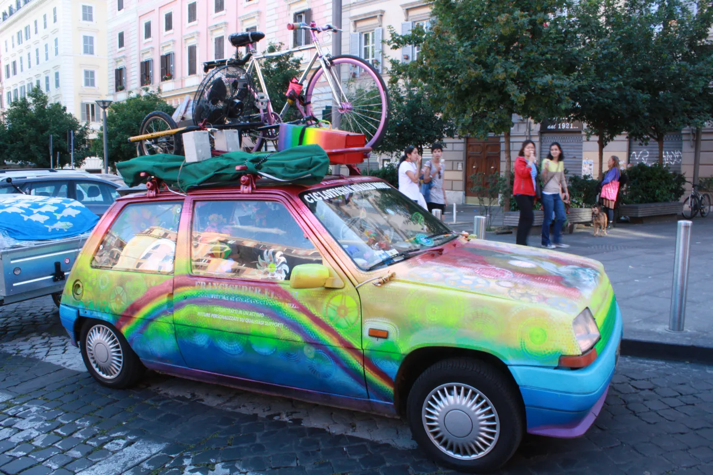5003185-kolorowe-auto-w-rzymie.jpg