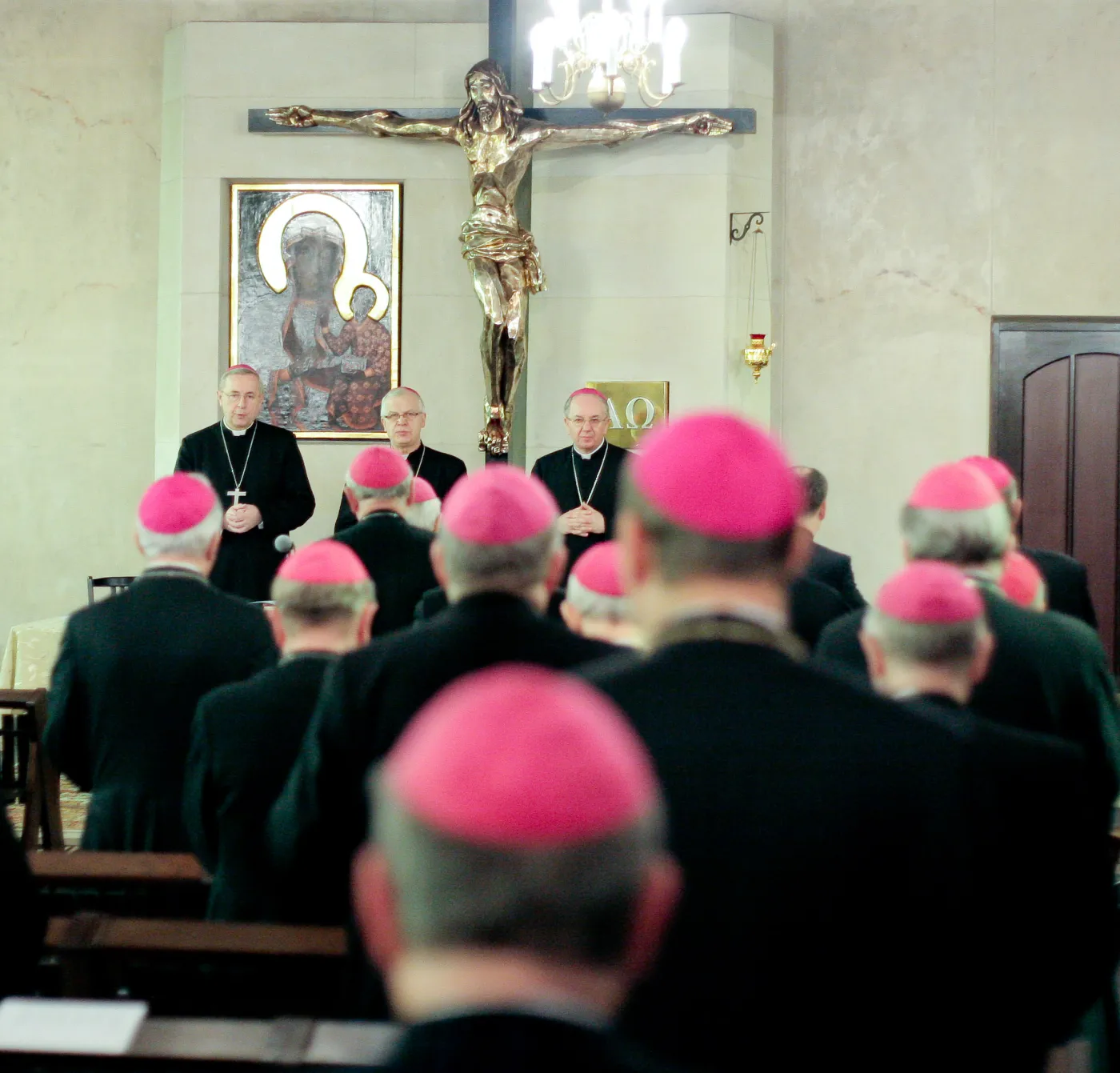 "Demoralizujące treści i metody". Biskupi apelują do rodziców o czujność