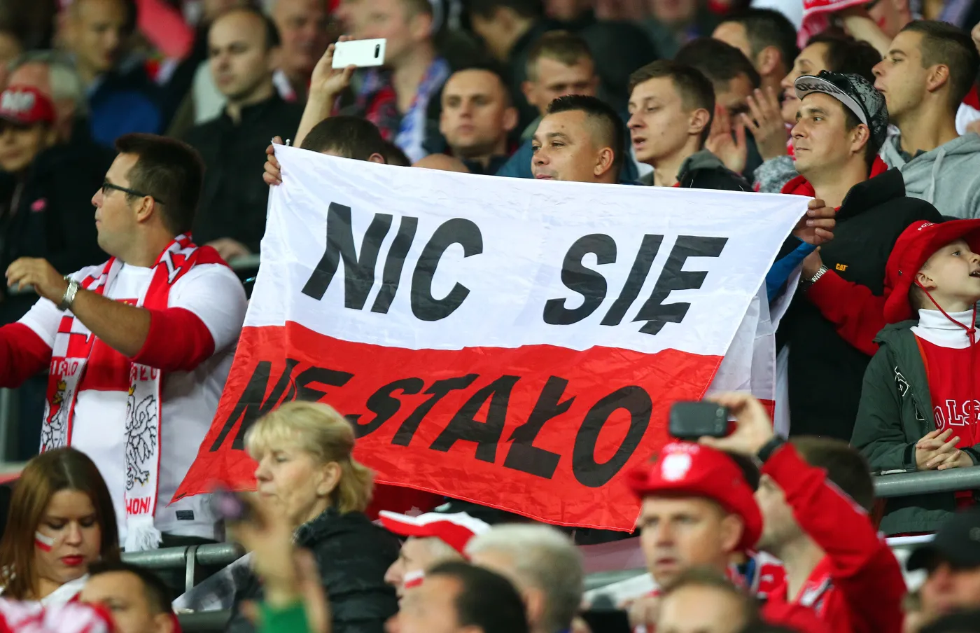 5525596-polscy-kibice-na-wembley.jpg