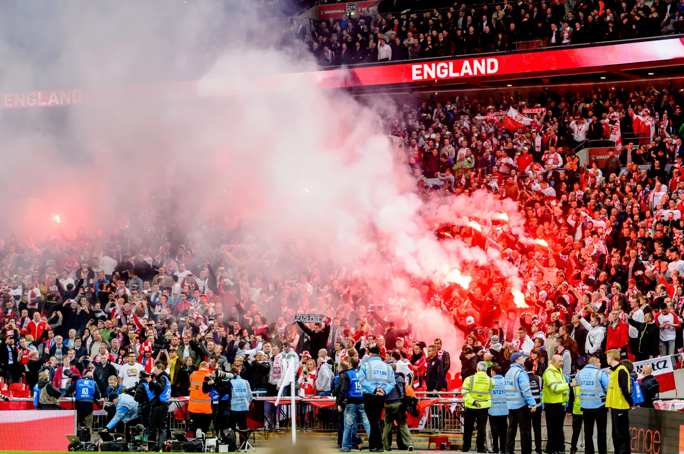 Race, gwizdy i wtargnięcie na murawę. Tak Polacy kibicowali na Wembley