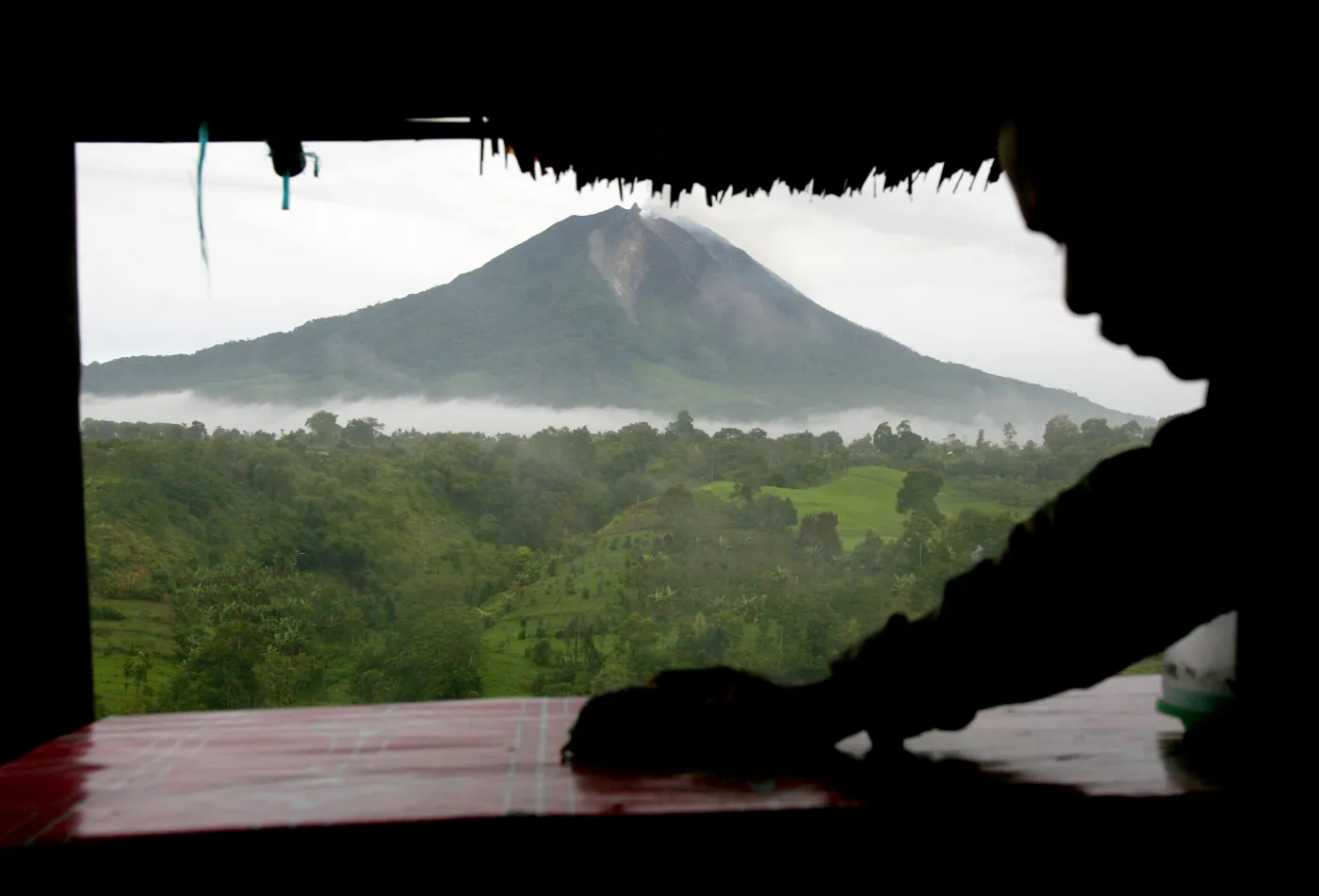 5604477-wulkan-indonezja-erupcja.jpg