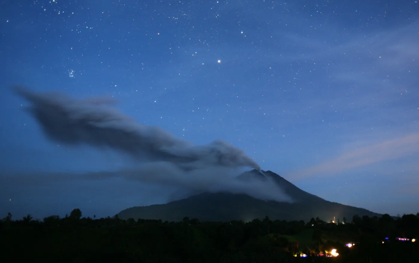5604506-wulkan-indonezja-erupcja.jpg