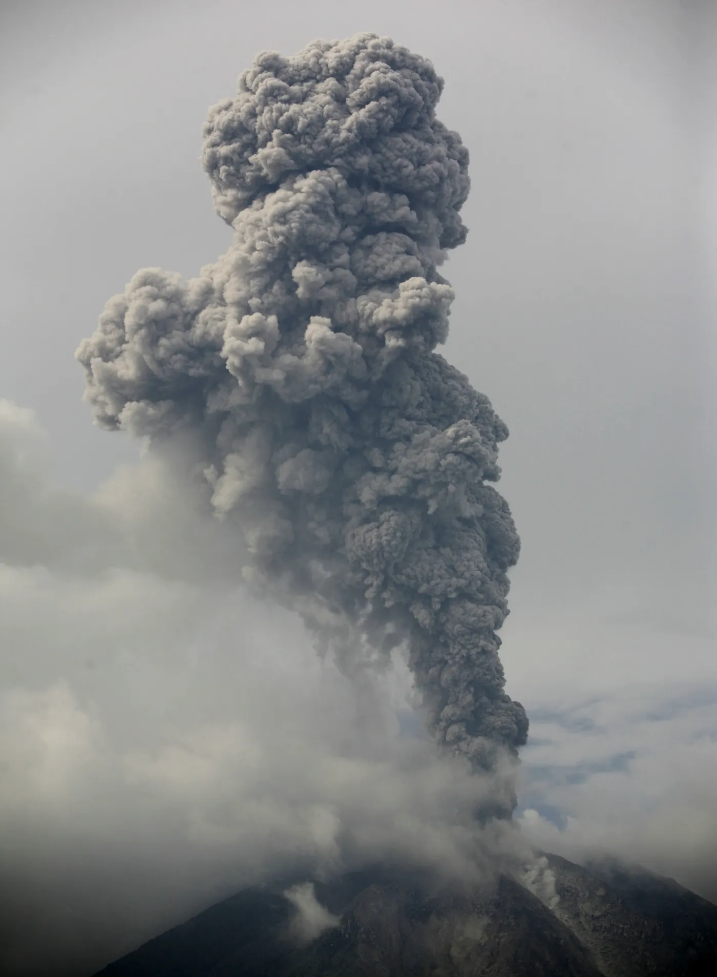 5604274-wulkan-indonezja-erupcja.jpg