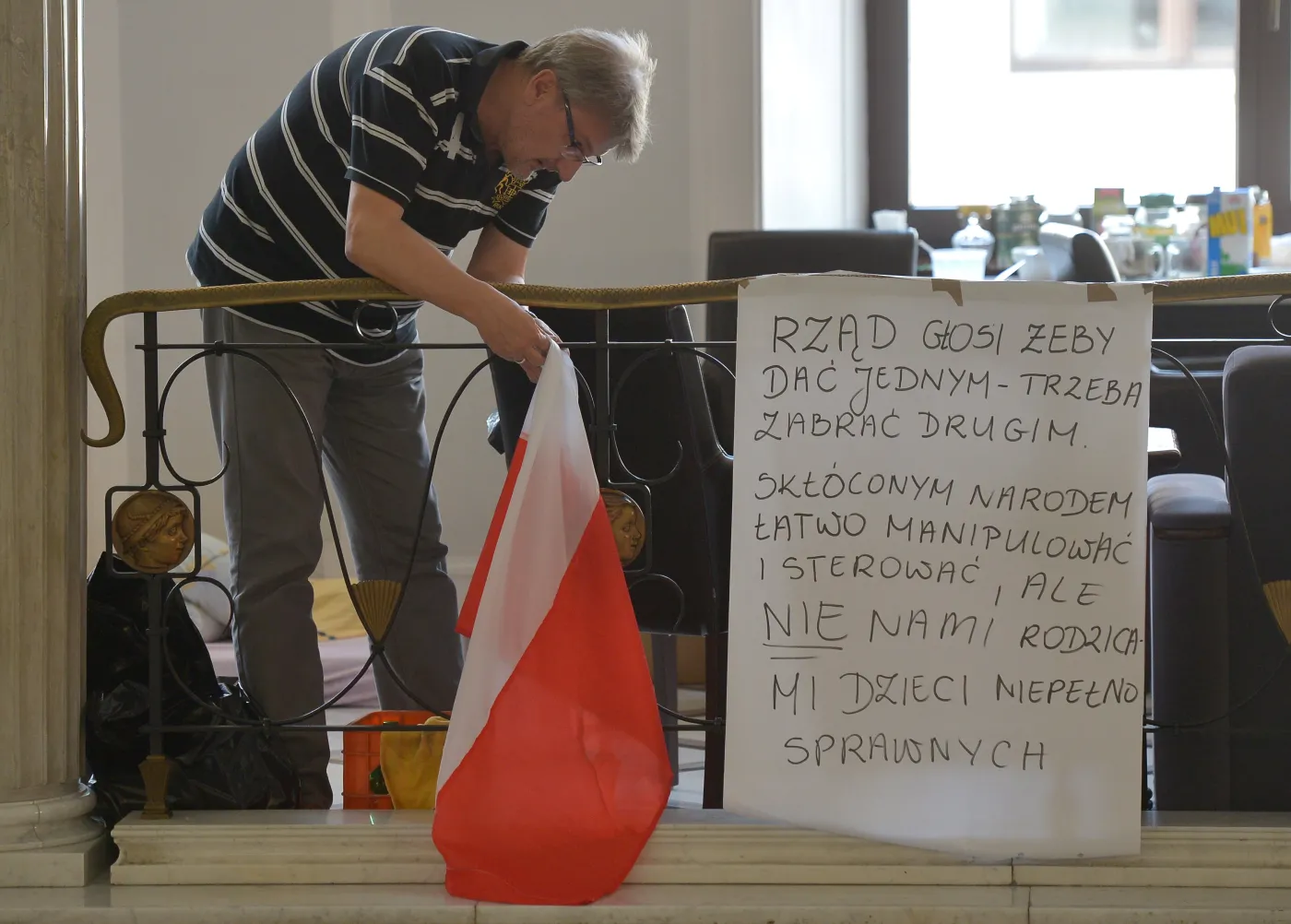 6133474-koniec-protestu-rodzicow.jpg