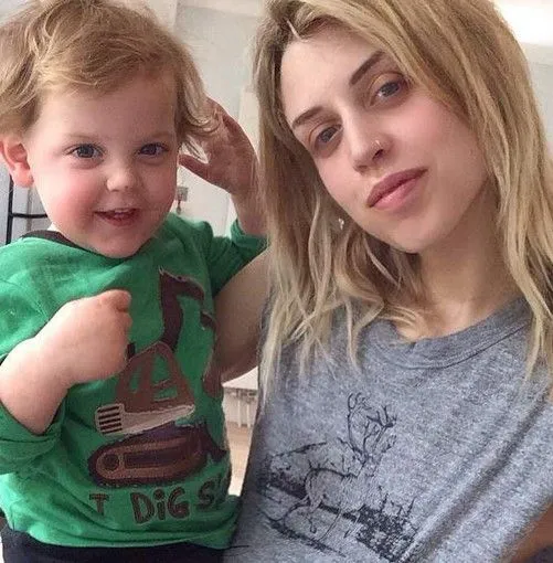6143058-peaches-geldof-z-synkiem.jpg