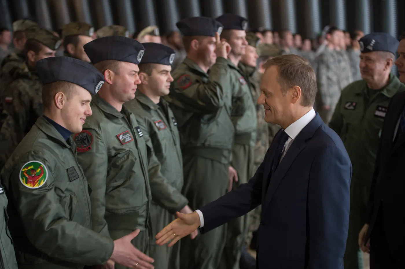 6162813-tusk-lask-baza-zolnierze.jpg