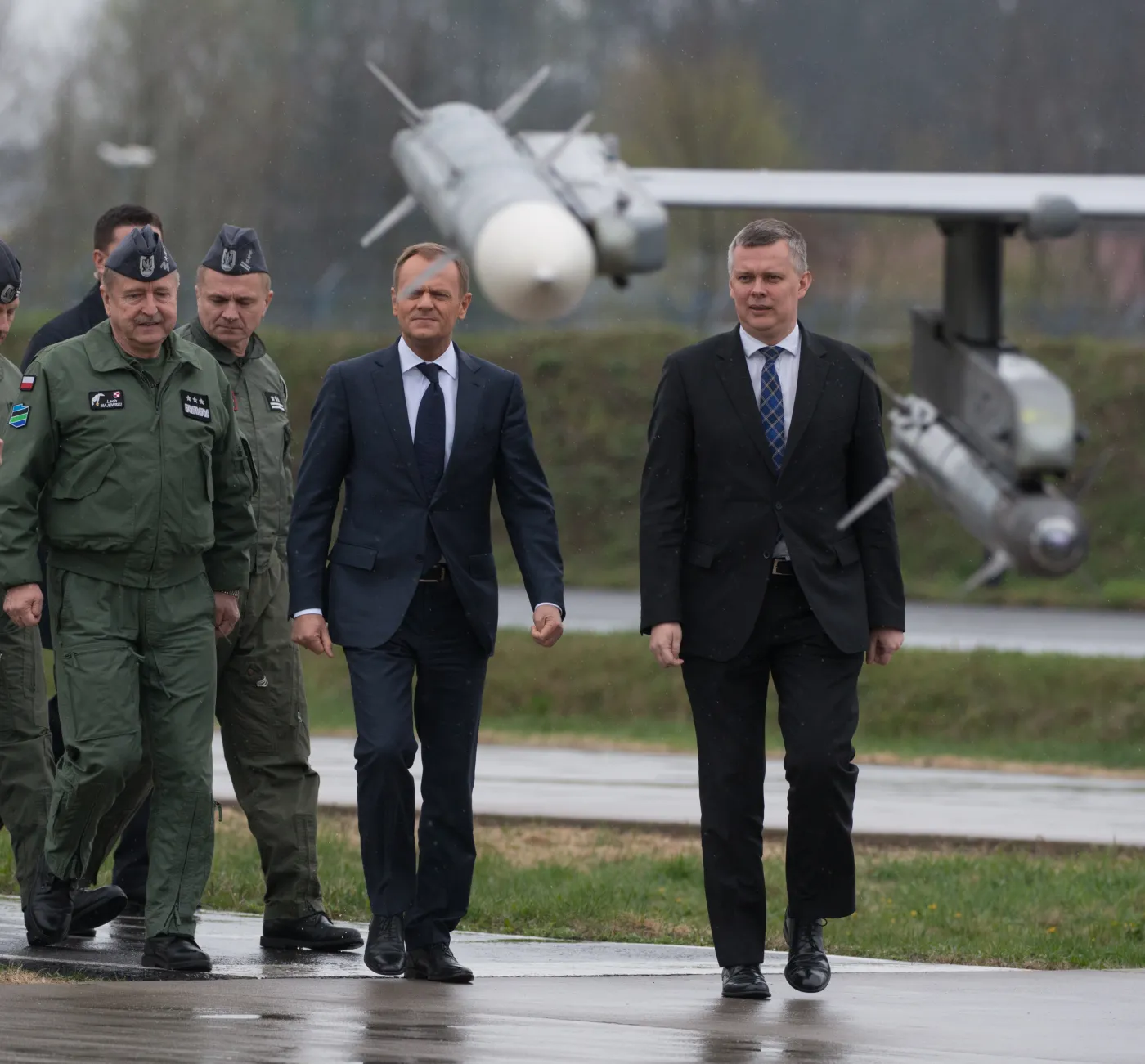 6162842-tusk-lask-baza-zolnierze.jpg