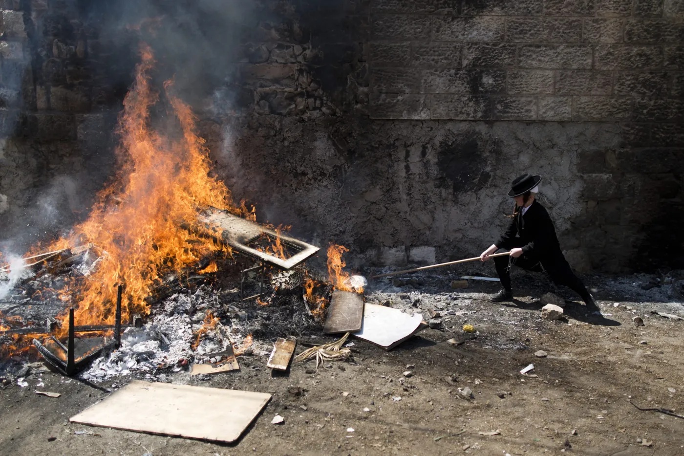 6162436-zydzi-pascha-chleb-maca.jpg