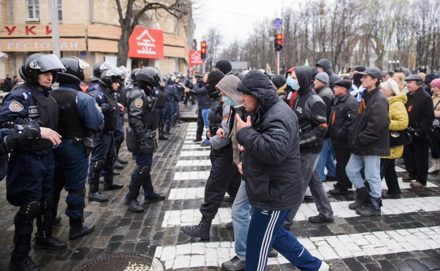 Rosyjska gazeta: Ludzie z widłami i młotkami pomaszerują na Kijów