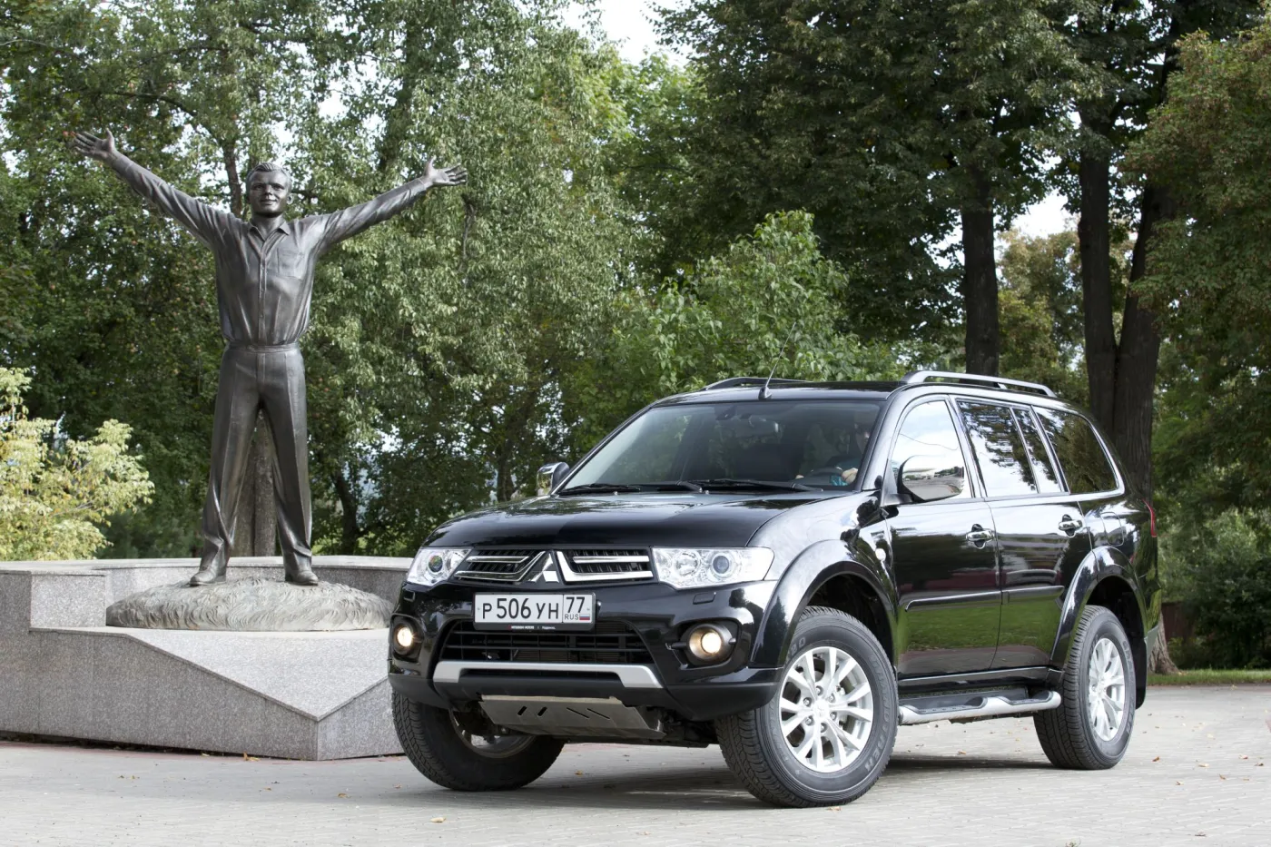 6330926-mitsubishi-pajero-sport.jpg