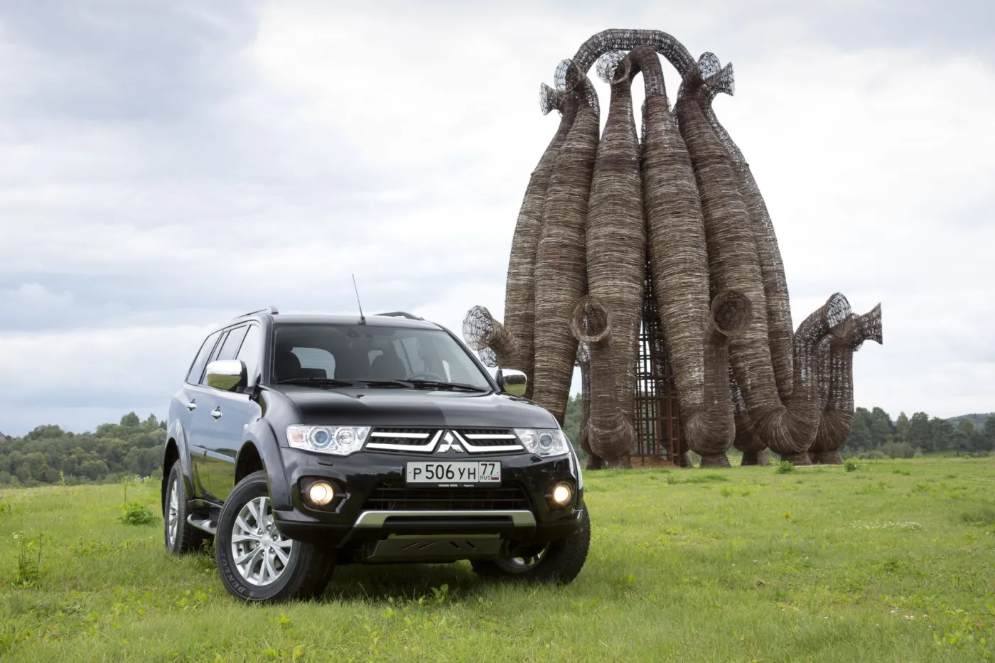 6331069-mitsubishi-pajero-sport.jpg
