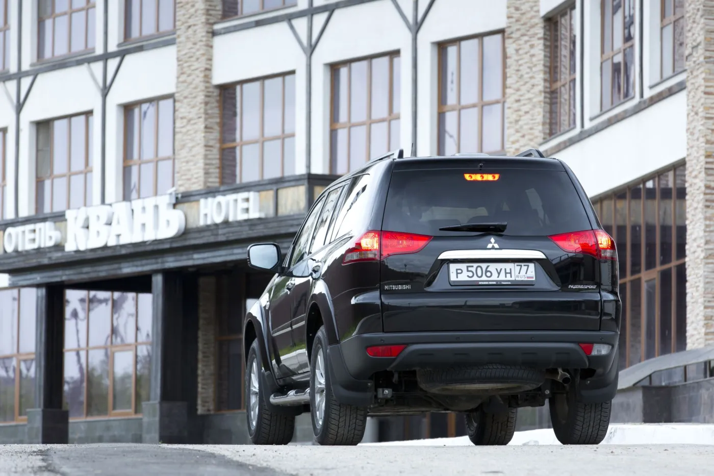 6331252-mitsubishi-pajero-sport.jpg