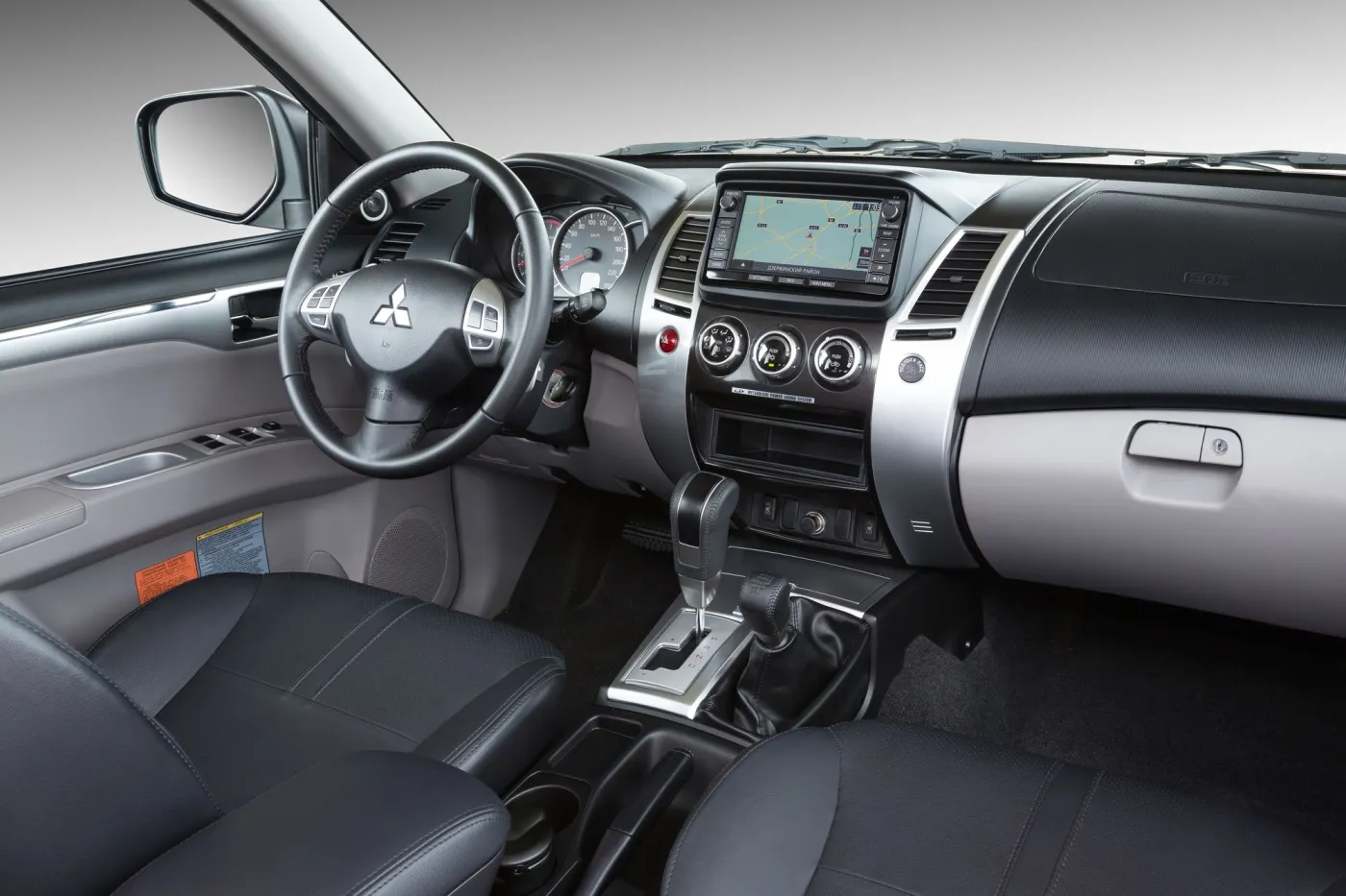 6341464-mitsubishi-pajero-sport.jpg