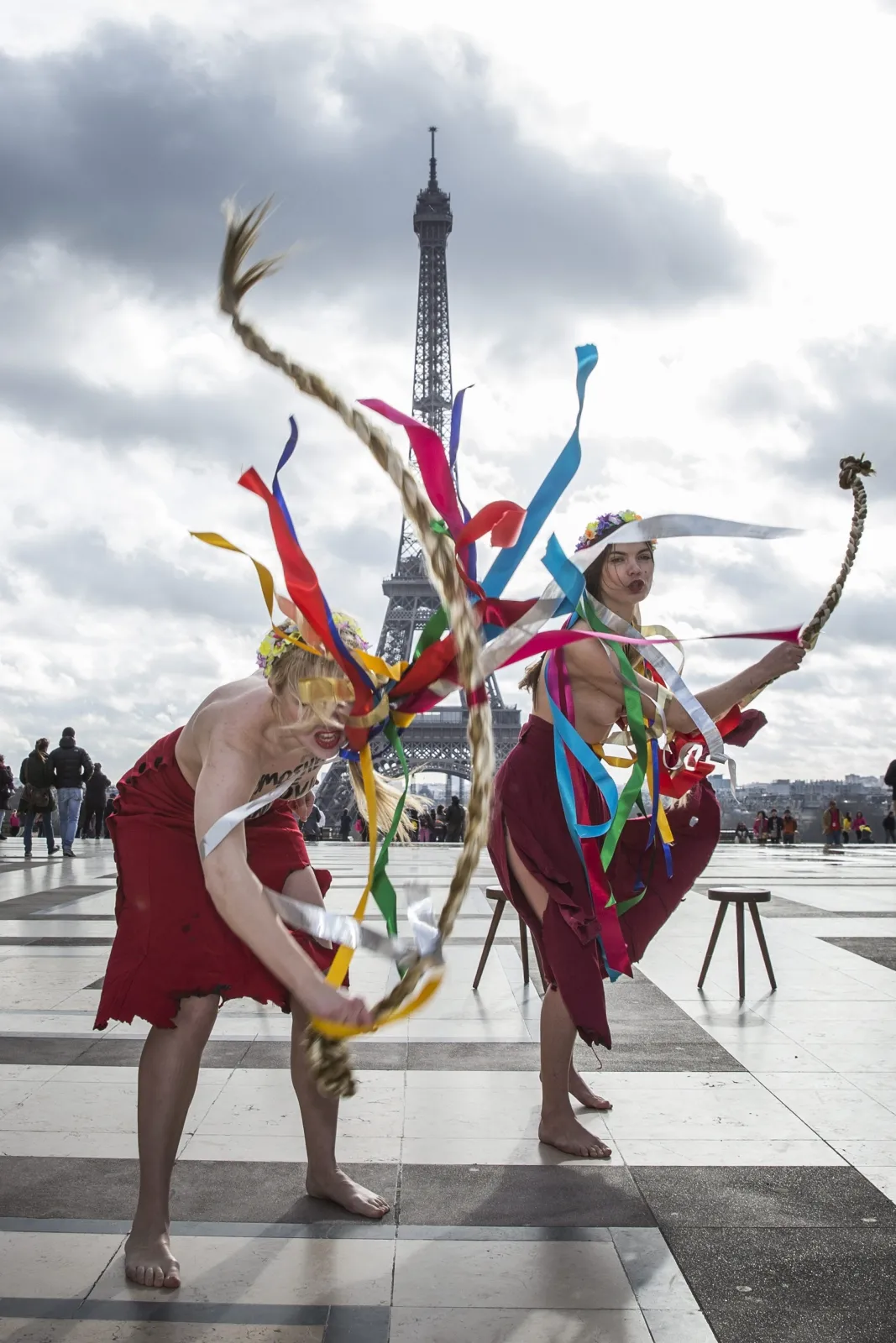 5984044-protest-femen-w-paryzu.jpg