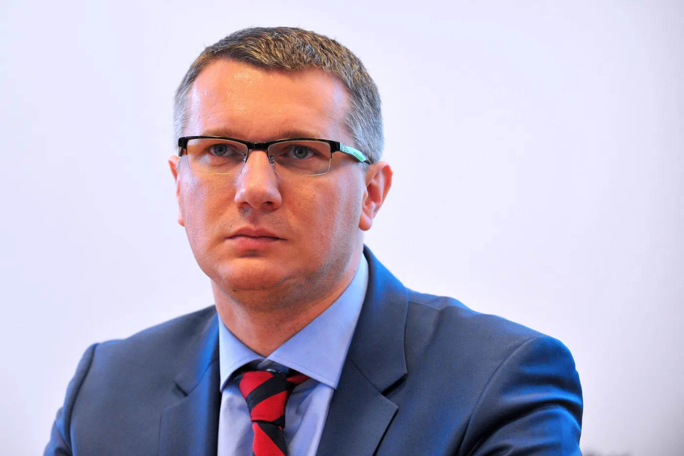Wipler kontra policja. Szarpał się, kopał, klął. "Wy kur..., jestem posłem!"
