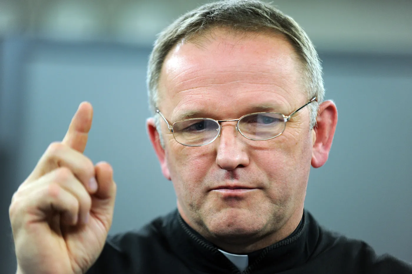 Problemy na linii abp Hoser - ksiądz Lemański. Decyzja Watykanu wciąż tajemnicą