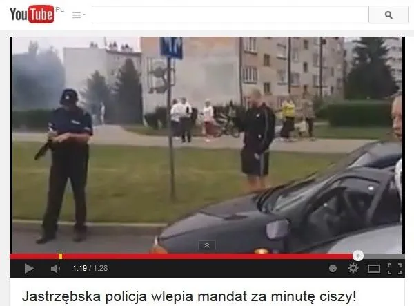 policjant wypisuje mandat