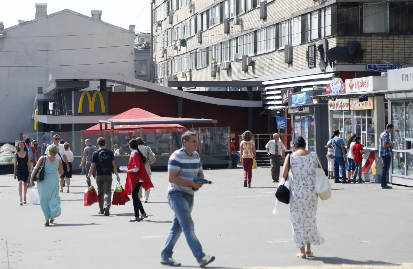 6701474-zamkniety-bar-mcdonald-s.jpg