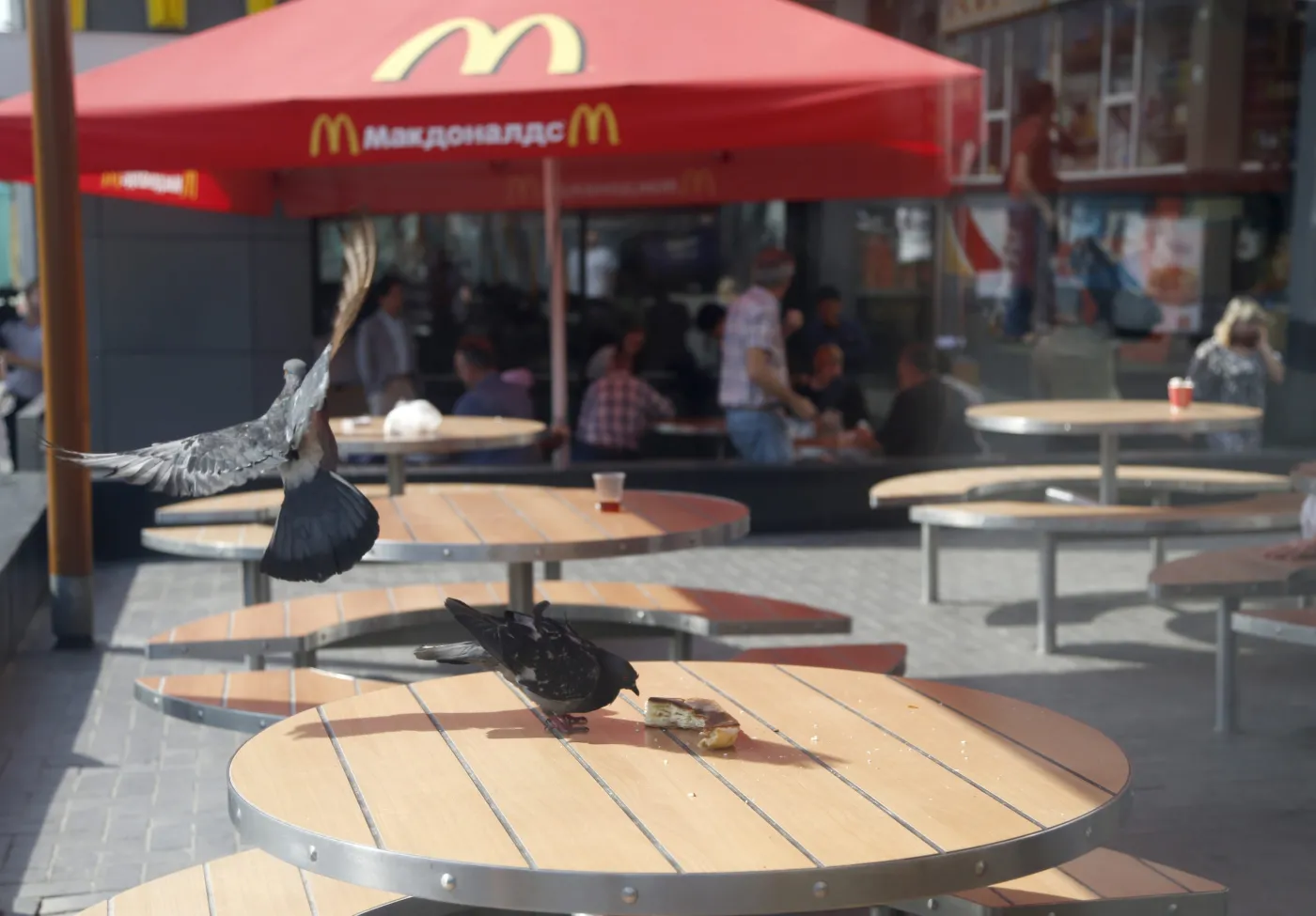 6701184-zamkniety-bar-mcdonald-s.jpg