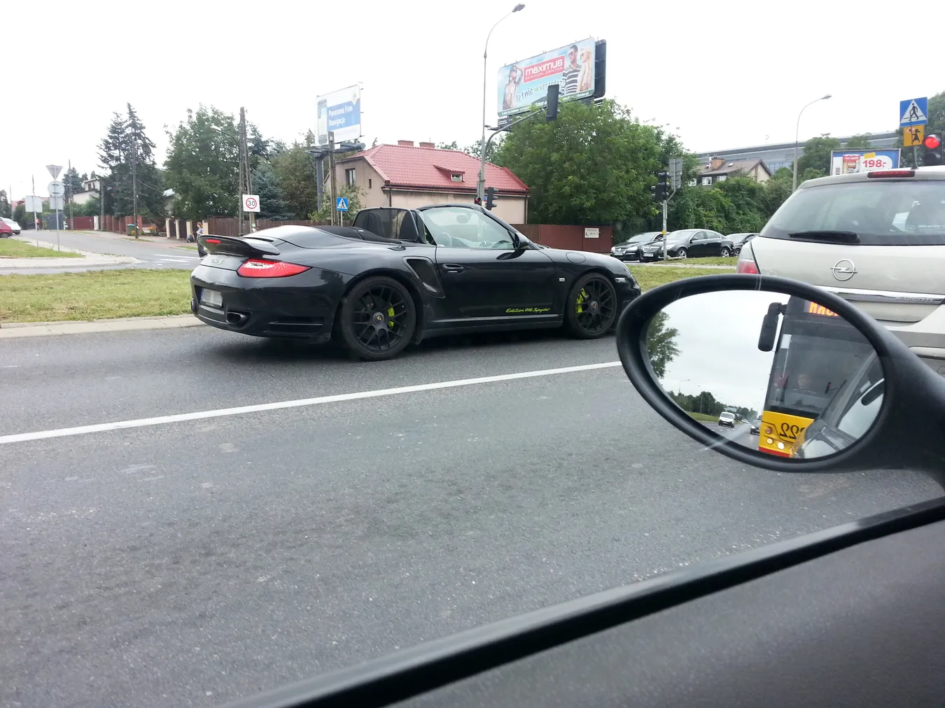 Joanna Liszowska w porsche 911 